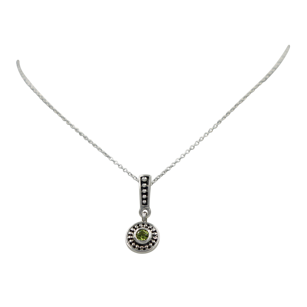 Beautiful simple round pendant with a faceted Peridot