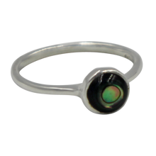 Load image into Gallery viewer, Thin band sterling silver ring with round Abalone  head
